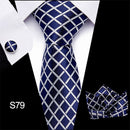 Juego de gemelos y pañuelo de bolsillo con corbata y cuadros azul marino