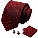 Cravate rouge, pochette, boutons de manchette, costume