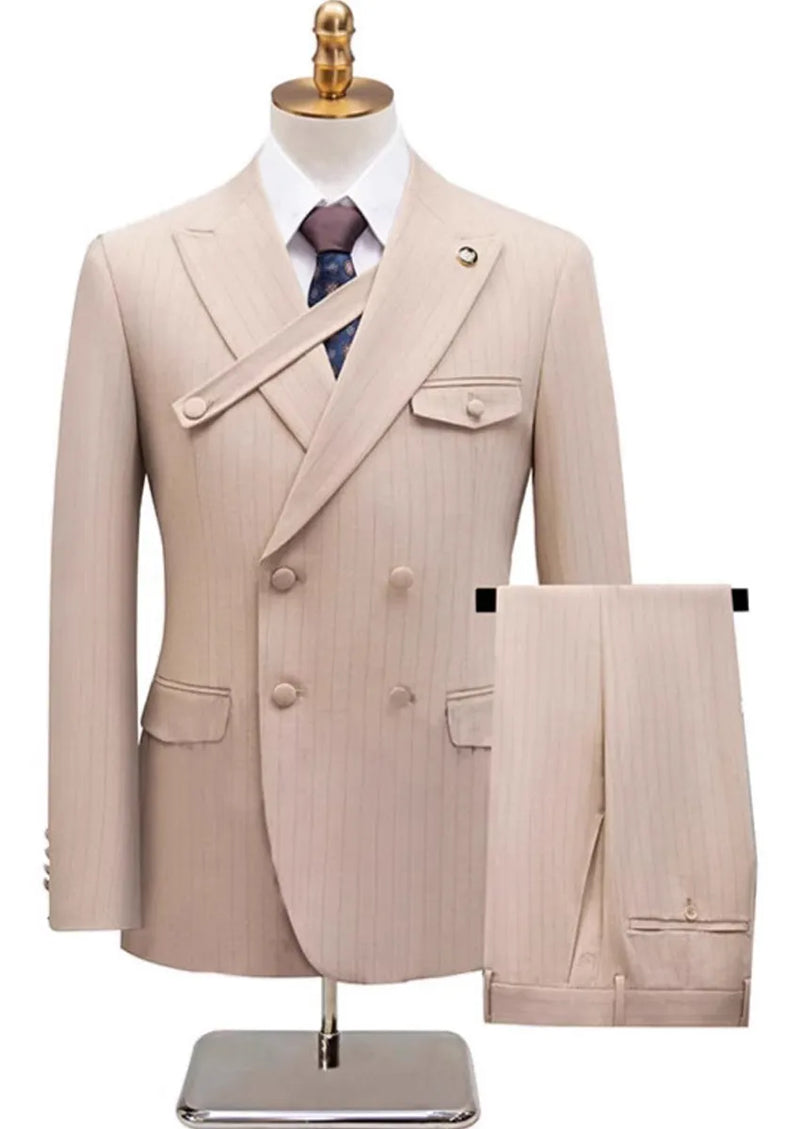 Traje informal de dos piezas para hombre con cuello y rayas decorativas color champán