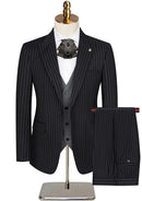 Traje negro de tres piezas a rayas para hombre con chaleco gris