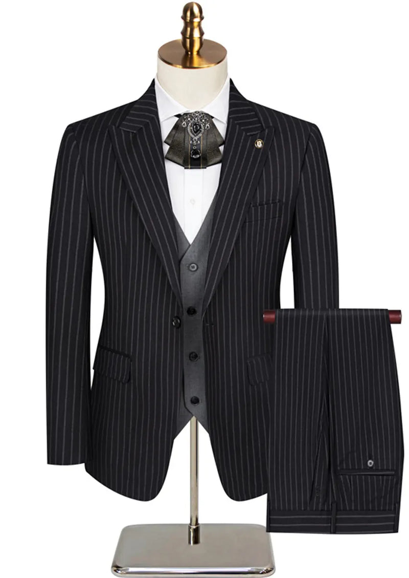 Traje negro de tres piezas a rayas para hombre con chaleco gris