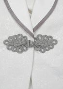 Esmoquin blanco de tres piezas con solapa chal y estampado floral de jacquard para hombre