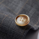 Traje gris de tres piezas a cuadros con dos botones para hombre