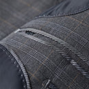 Traje gris de tres piezas a cuadros con dos botones para hombre